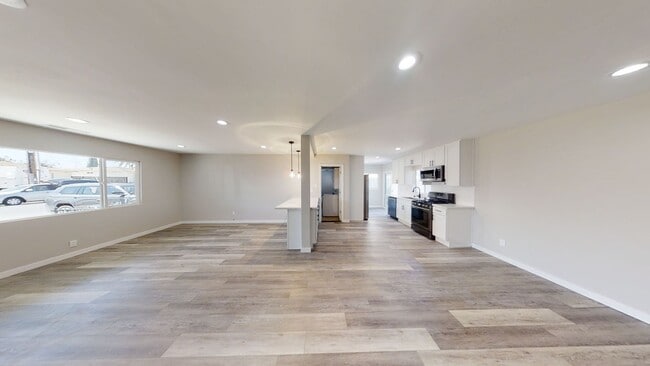 Building Photo - 4BD/2BA, Remodeled Kitchen! Newer Floors!