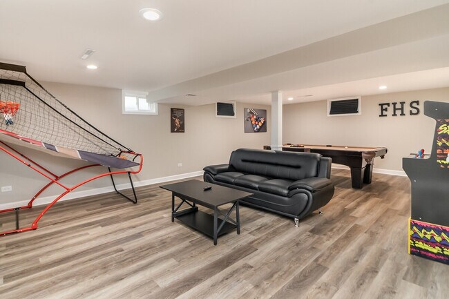 Building Photo - 823 Jay St