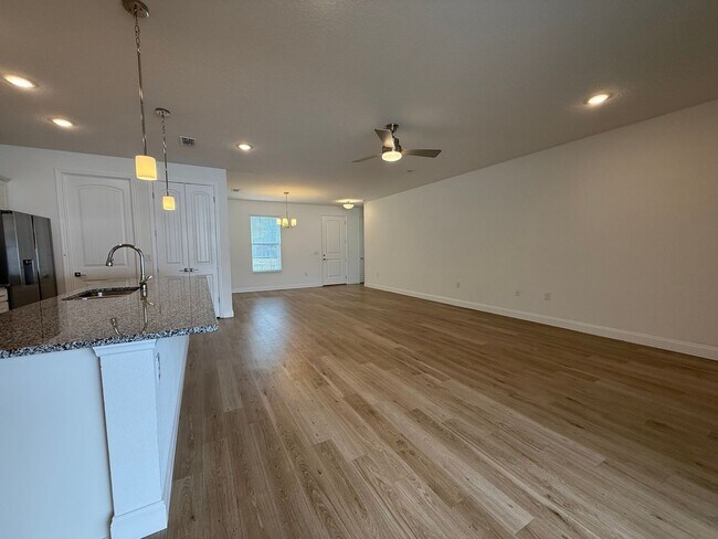 Building Photo - Beautiful 4 bedroom 2 bathroom home