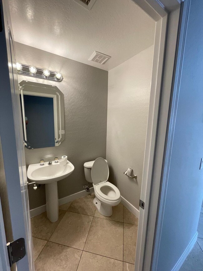 Building Photo - 2225 E Detroit St