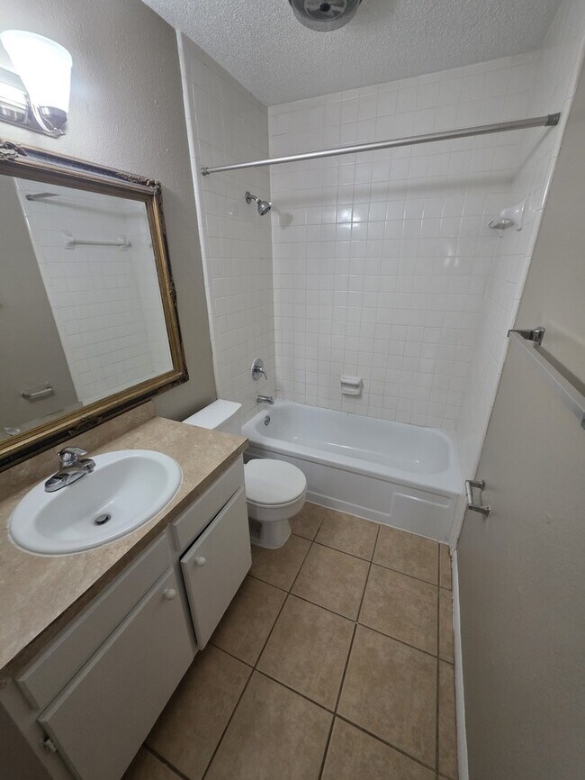 Building Photo - 2 story townhome, 3 bed 2 bath