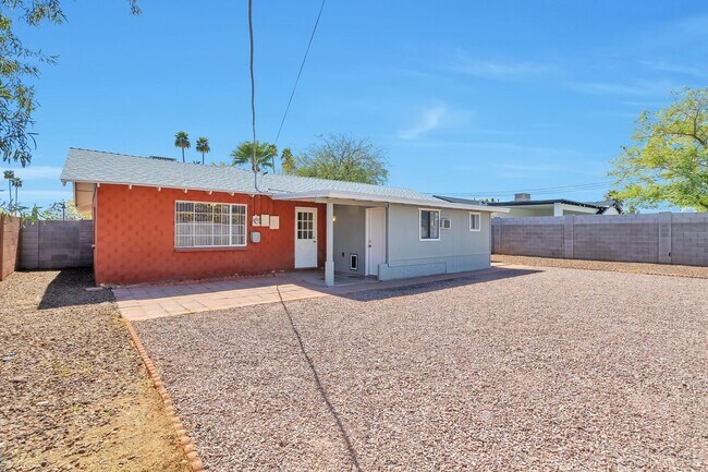 Building Photo - Spacious 3-bedroom, 3-bathroom home with an attached casita located in Scottsdale, AZ
