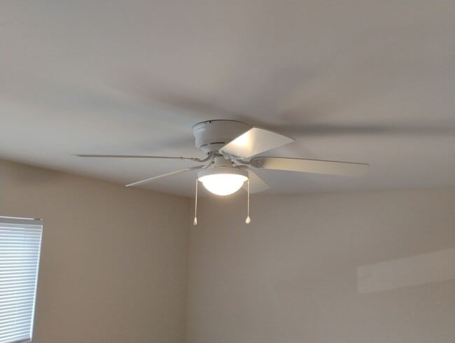 Building Photo - Like new 4 BR/3 Full Baths