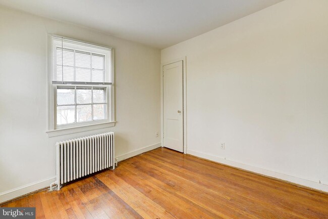 Building Photo - 4914 Crescent St