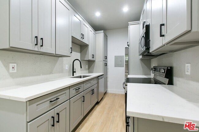 Building Photo - 7229 Willoughby Ave