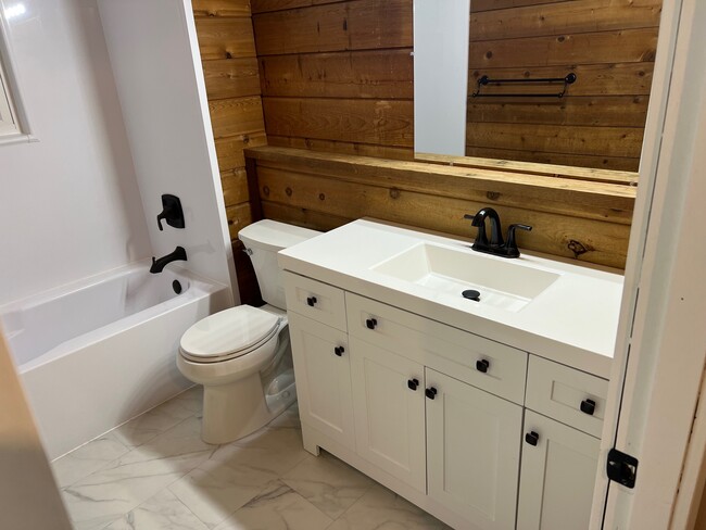 Upstairs bathroom - 1120 Lealand Rd E