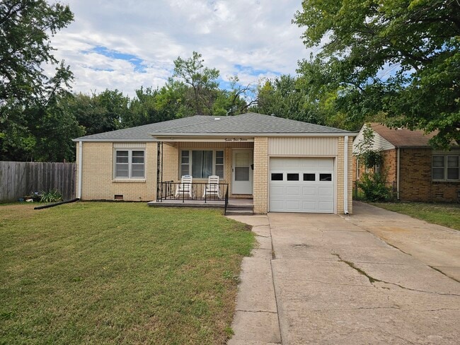 Primary Photo - 2415 S Poplar Dr