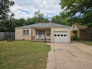 Building Photo - 2415 S Poplar Dr
