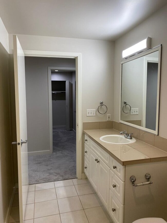 Building Photo - Spacious Seattle Condo - $2,400