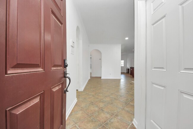 Building Photo - 7330 Jacobs Well Dr
