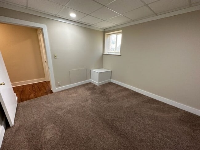 Building Photo - $1795 – 3 BA, 1 BA Lower Flat with Central Air - Close to UWM - 2500 N Bartlett