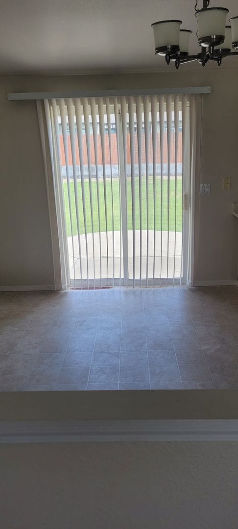 Building Photo - Cozy home on large lot w/fenced backyard