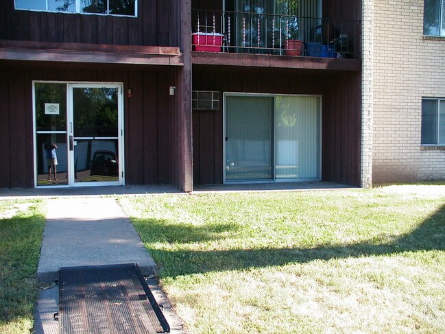 Building Photo - 1905 Wilson Ave