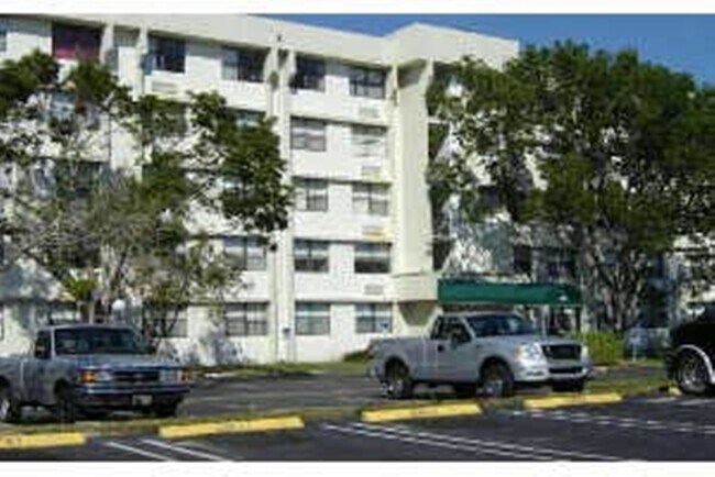 Building Photo - 2501 Riverside Dr