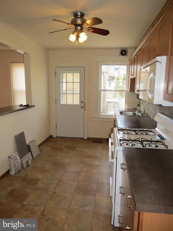 Building Photo - 240 Pensdale St