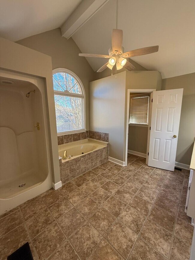 Building Photo - 212 Brooks Dr