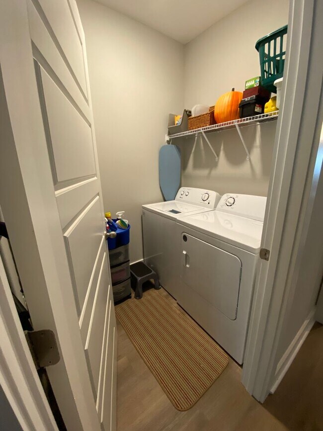 Building Photo - Fox Run Village Duette with Amenities