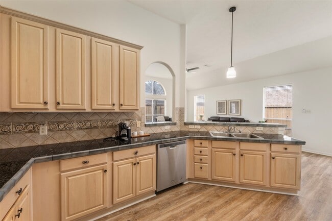 Building Photo - 9211 Memorial Hills Dr