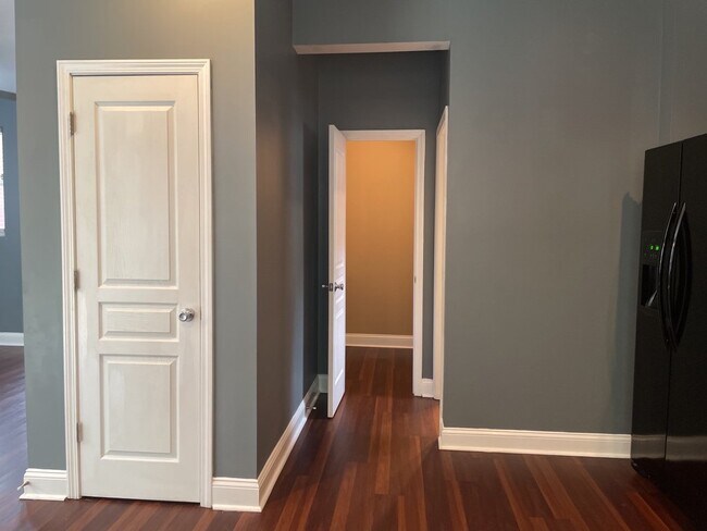 Building Photo - 8806 Shadowglen Dr