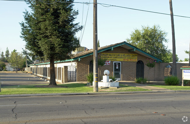 Building Photo - 2535 Jensen Ave