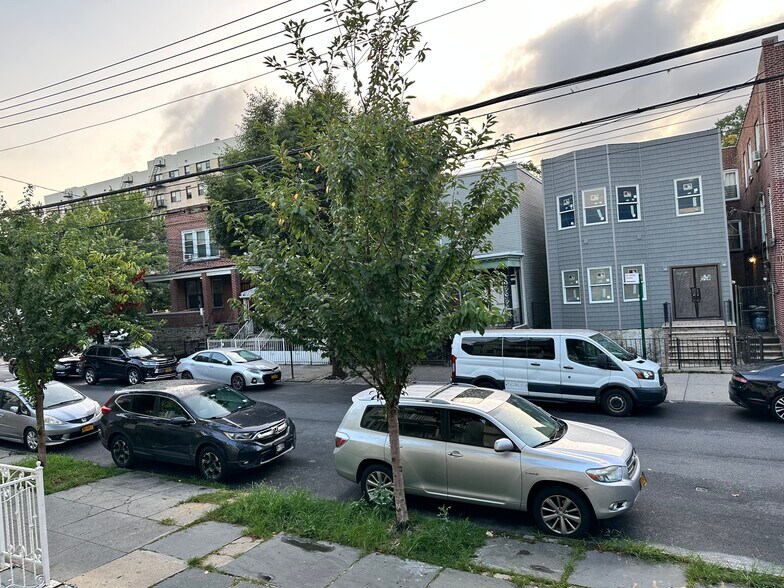 Building Photo - 3280 Perry Ave