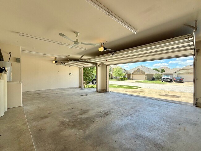 Building Photo - 908 Arvada Dr