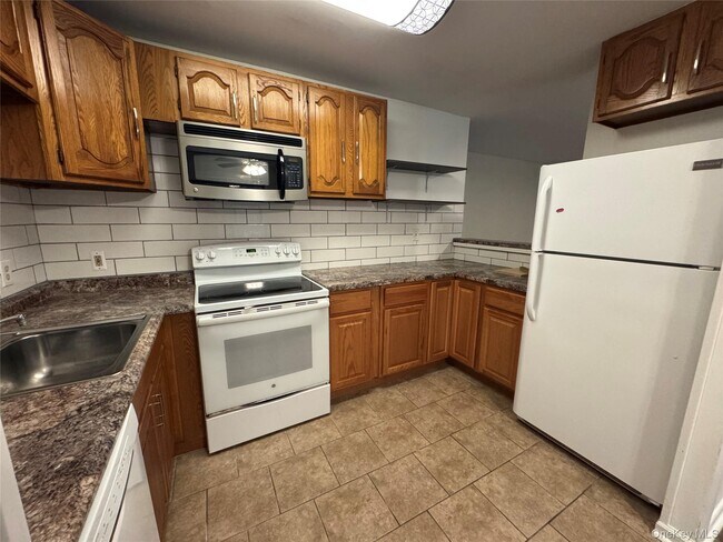 Building Photo - 33 Scarborough Ln