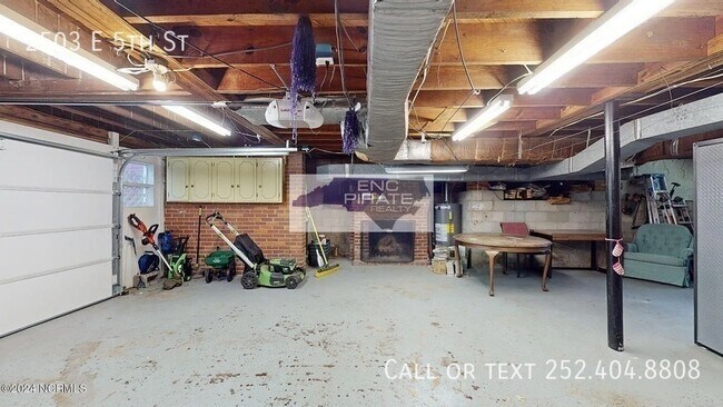Building Photo - 2503 E 5th St