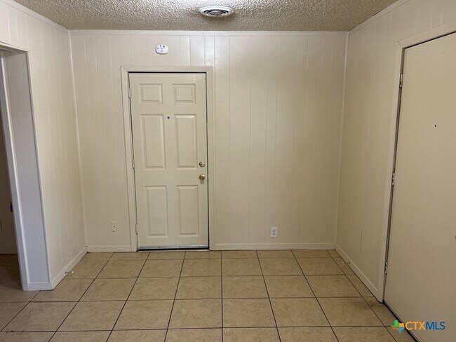 Building Photo - 715 Cardinal Ave