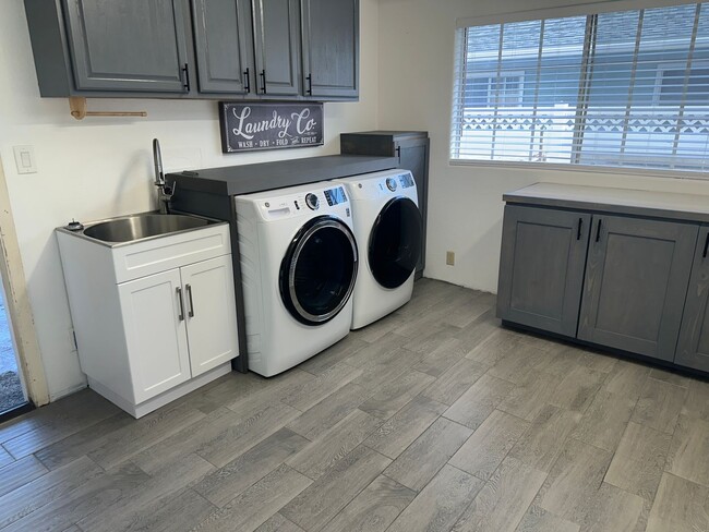 Building Photo - Free Perks, Spacious 4-Bedroom, 3-Bath Home!