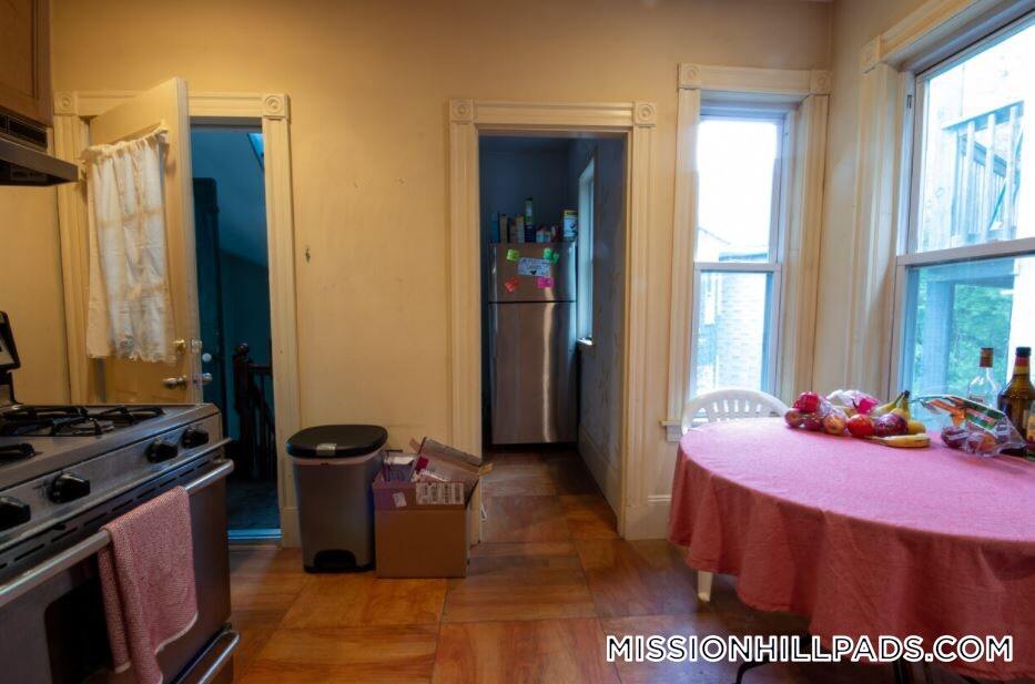 Building Photo - 142 Calumet St