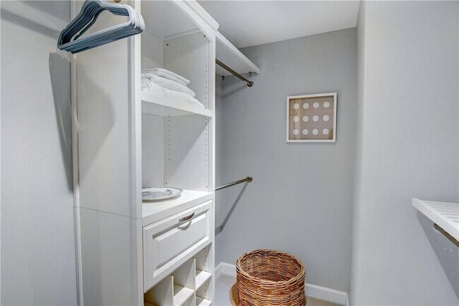 Building Photo - 2640 Lake Shore Dr