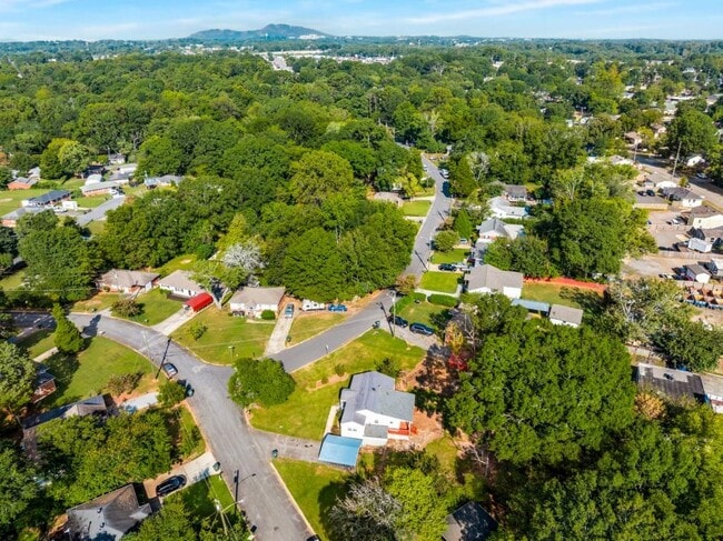 Building Photo - 1801 Crestridge Dr SE