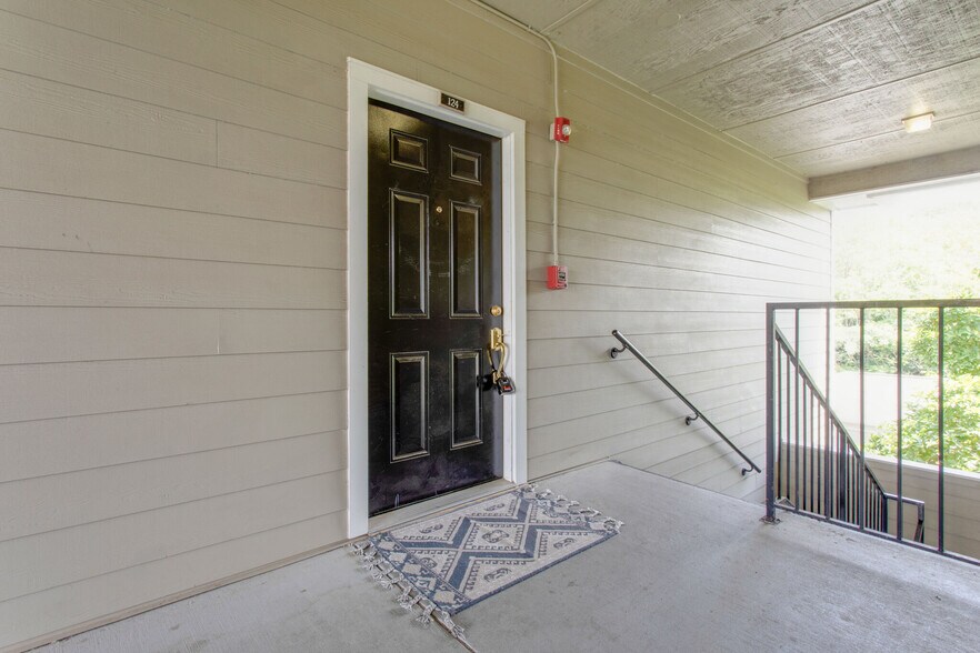Building Photo - 2025 Woodmont Blvd