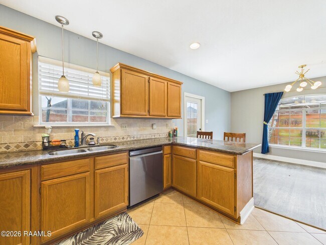 Building Photo - 115 La Rue Vil