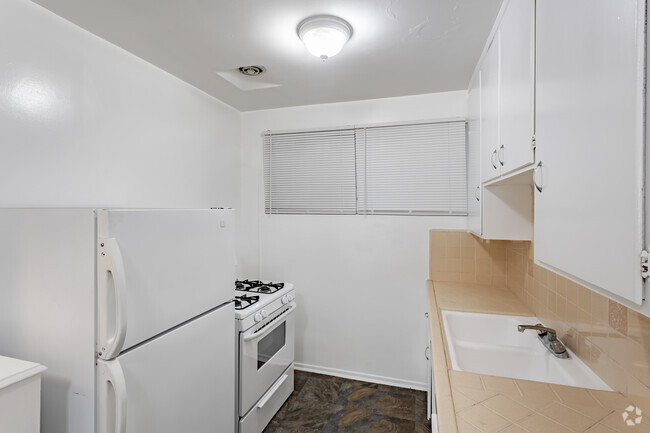 0BR, 1BA - 600 SF - 6755-6773 Yucca Street