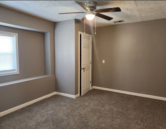 Building Photo - 1009 N Gladstone Ave