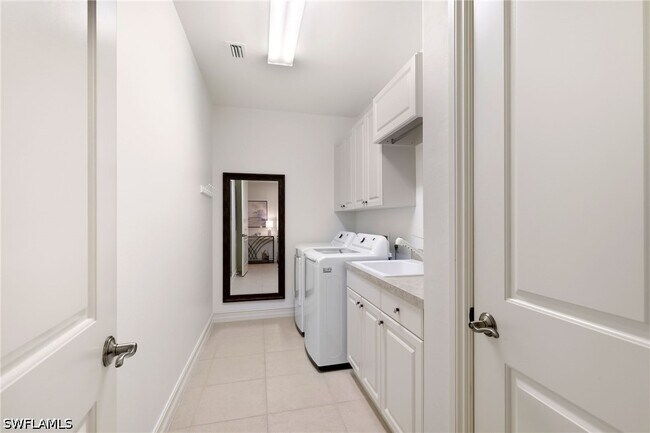 Building Photo - 10821 Vivaldi Ct
