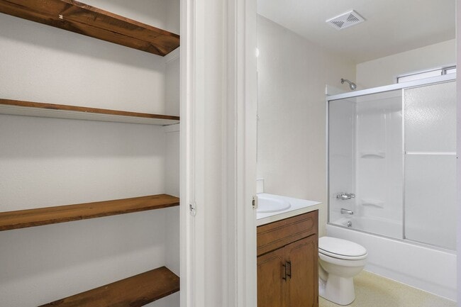 Building Photo - Move in ready! 2 bed 1 bath Olympia duplex!