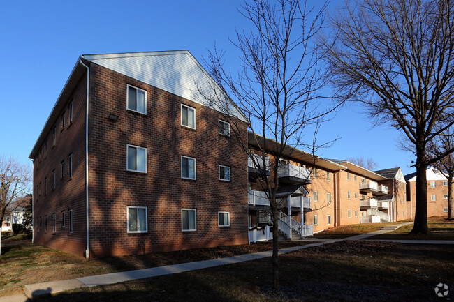 Building Photo - Maple Court Apartments