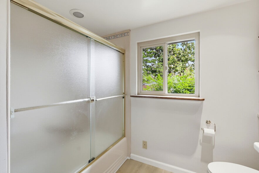 Building Photo - 927 Lorne Way
