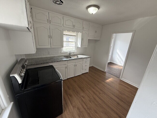 Building Photo - **READY NOW** 4 Bedroom/2 Bath Home In KCMO