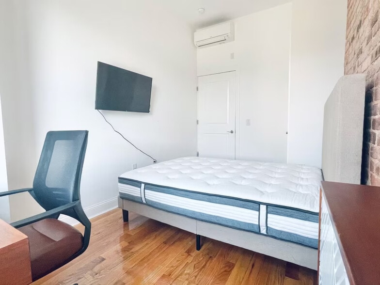 Building Photo - Central AC, washer/dryer, Exposed Brick Room #214