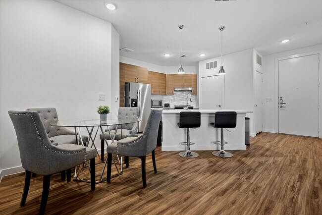 Building Photo - 2425 E Riverside Dr