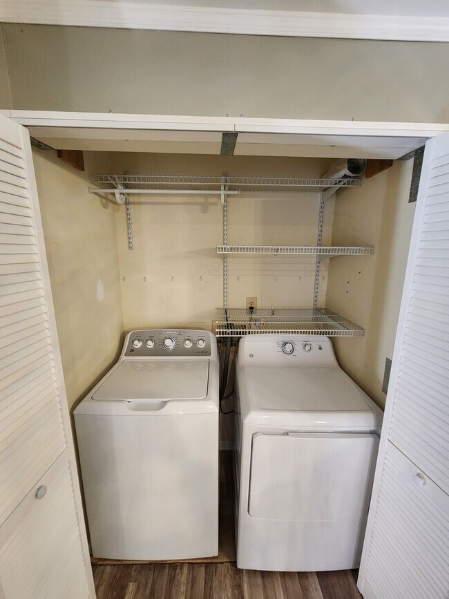 Building Photo - Chapel Hill / Finley Forest Townhouse AVAIL