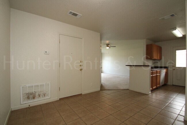 Building Photo - Rent Me Now!