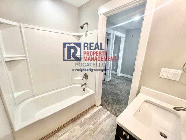 Building Photo - 3 Bedroom 2.5 Bathroom Town Home - 1 Car Garage - Small dog allowed