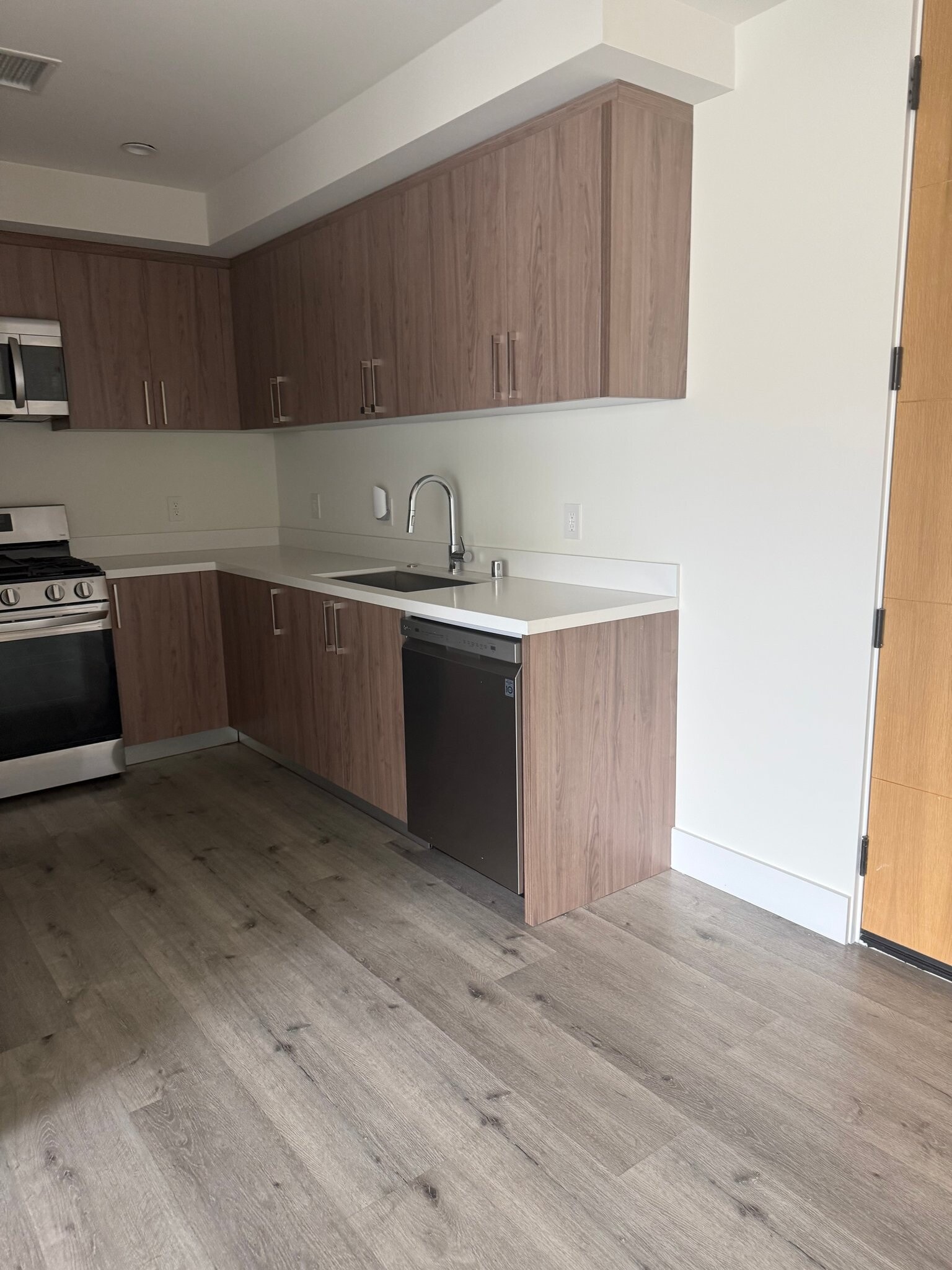 Building Photo - 5923 Laurel Canyon Blvd