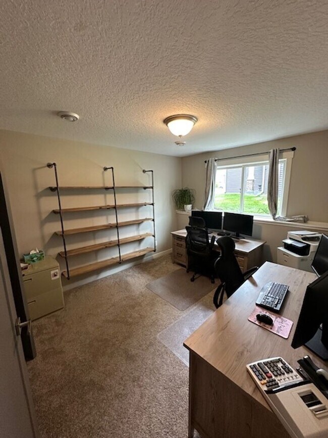 Building Photo - 5 bedrooms 3 bathrooms and a 3-car garage