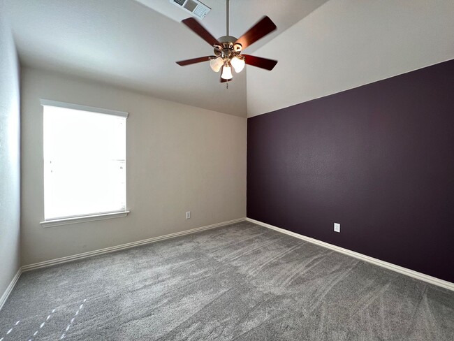 Building Photo - Lovely 4 bedroom 3 bath home!